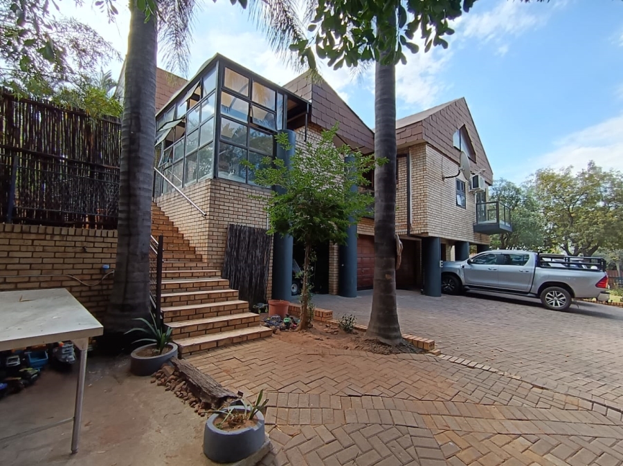 5 Bedroom Property for Sale in Safari Gardens North West